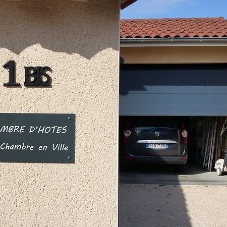 Une Chambre En Ville Savigneux  Esterno foto