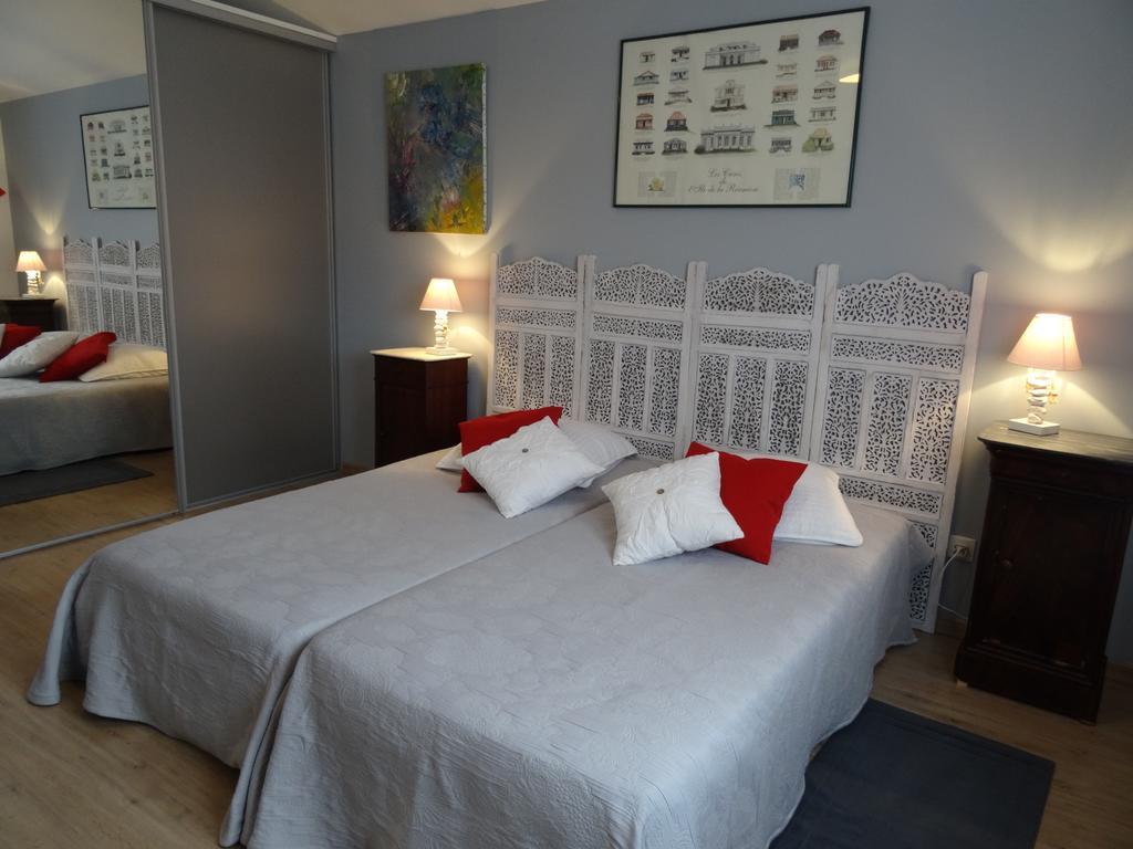 Une Chambre En Ville Savigneux  Esterno foto