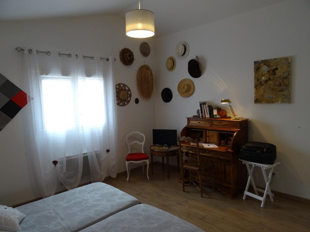 Une Chambre En Ville Savigneux  Esterno foto