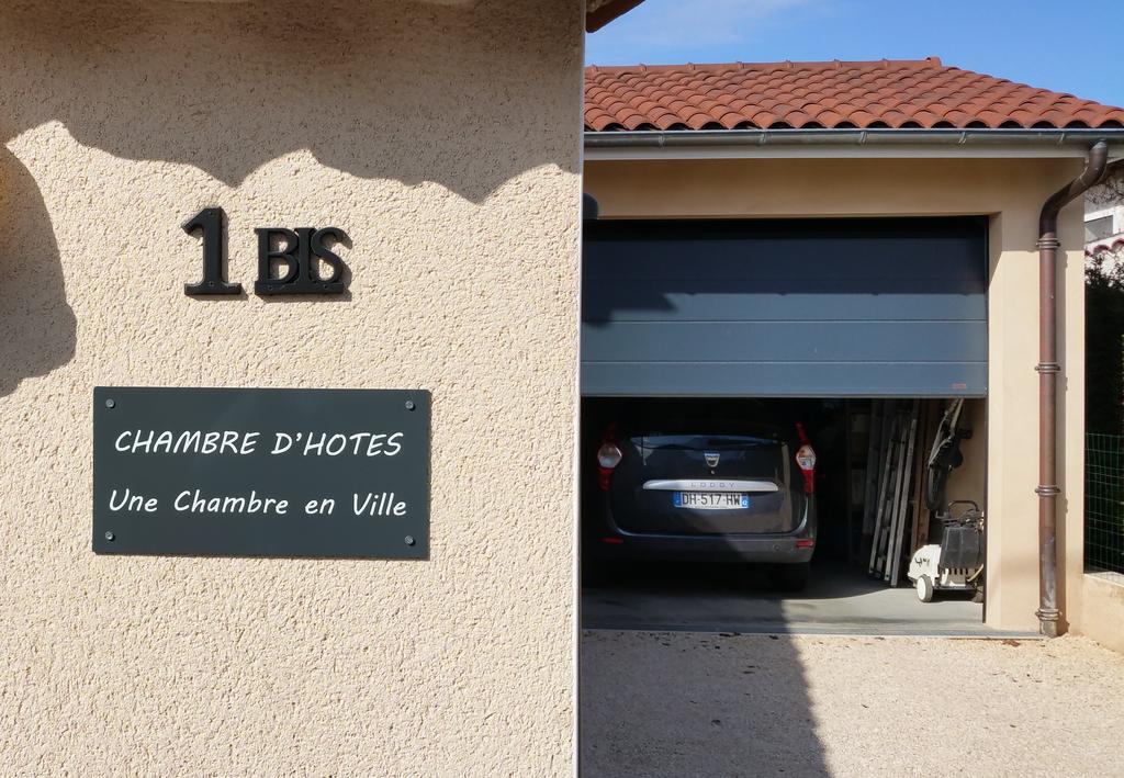 Une Chambre En Ville Savigneux  Esterno foto
